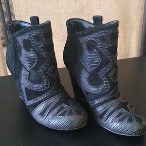 Steven Madden ankle boots. Size 6.5 black suede and synthetic lining